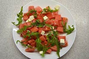 Рецепт салату з кавуном та сиром