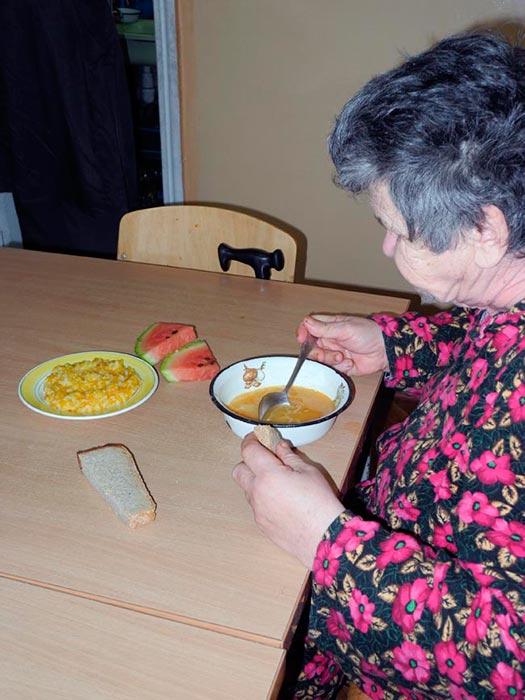 Обід у домі для пристарілих